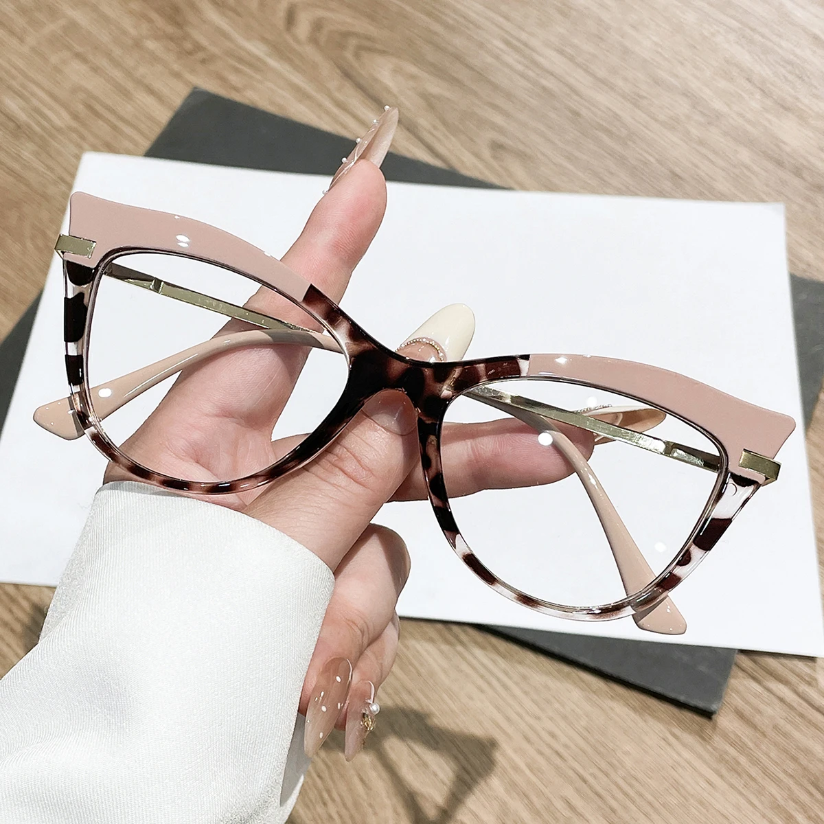 1 Stück Damen-Brille, einfarbig, neuer Stil, hochwertiges Metall, Cat-Eye-Retro, vielseitig, lässig, kein Make-up, Gesichtsformung, schützende Sicht, D