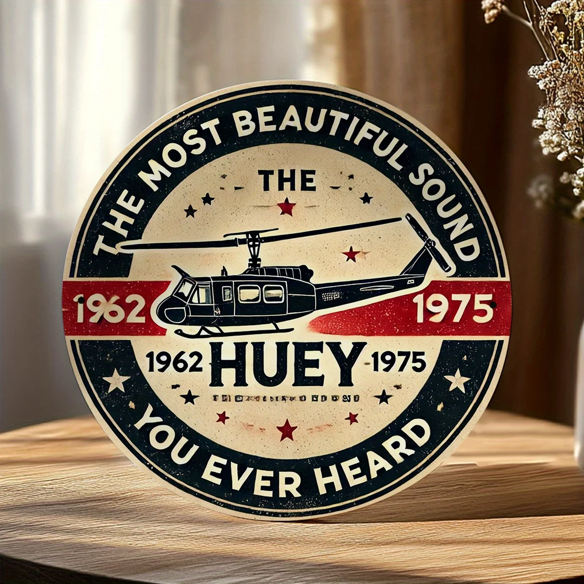 

[2D Flat] Винтажный алюминиевый настенный рисунок Huey Helicopter, 20x20 см — ретро-военный дизайн с текстом "1962" и "1962-1975", Distresse