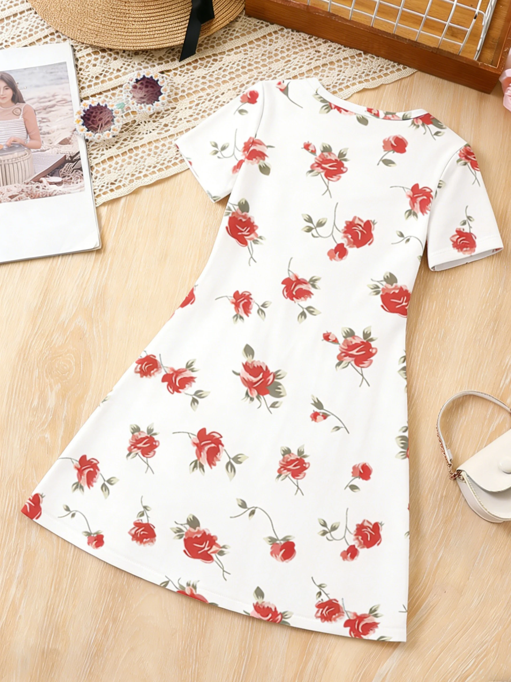 فستان بناتي بأكمام قصيرة بخلفية بيضاء لعام 2026 باللون الأحمر والوردي والأخضر