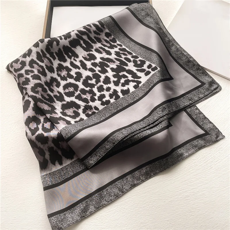 Modischer 70 * 70 cm Schal mit Leopardenmuster für Damen, Frühling/Sommer, weiche Satinränder, quadratisches Bandana, Sonnenschutzschals – Detail 6