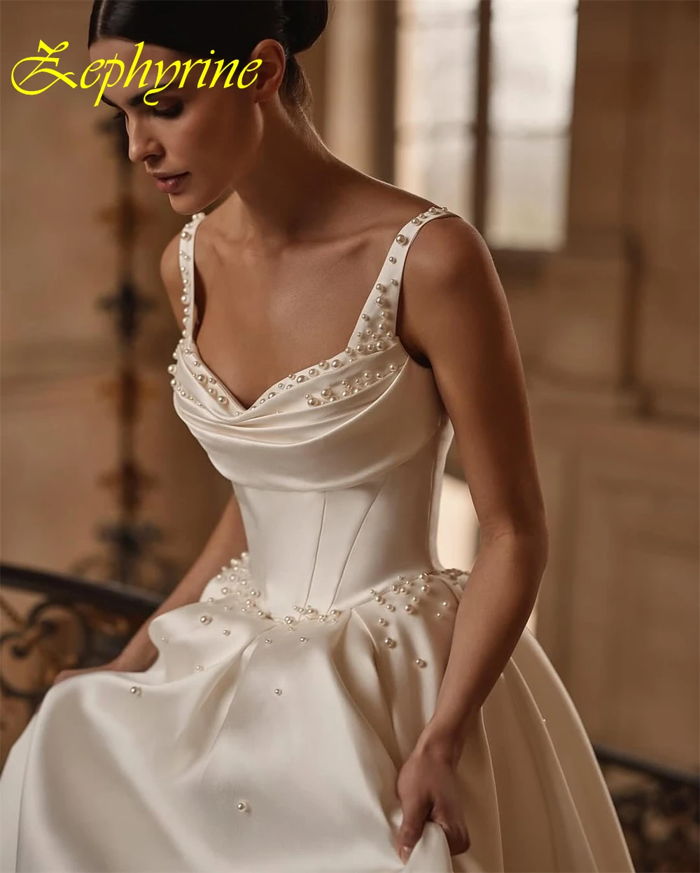Maßgeschneidertes elegantes Abendkleid mit Spaghettiträgern und exquisiten Satin-Brautkleidern für besondere Anlässe und Brautkleider mit zarten Perlen