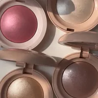 Rare Beauty-espejo de alta luminosidad, no despegue el maquillaje en polvo, colorete, sedoso, suave, resistente al agua, brillo Natural duradero