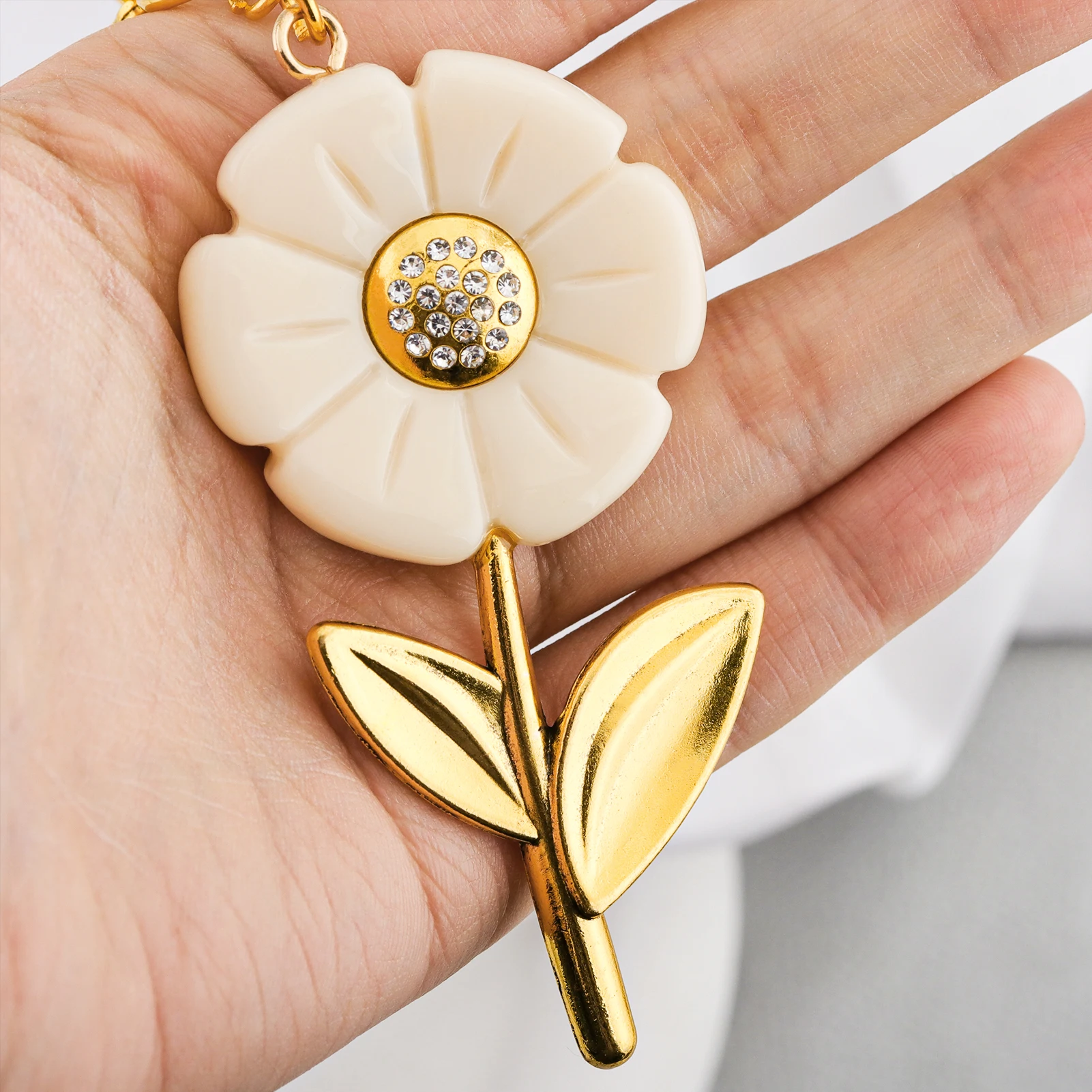 New Exquisite Daisy Keychain Beautiful And Creative Flower Keychain Pendant Multi-Functional Wallet Charm Women's Jewelry Gift