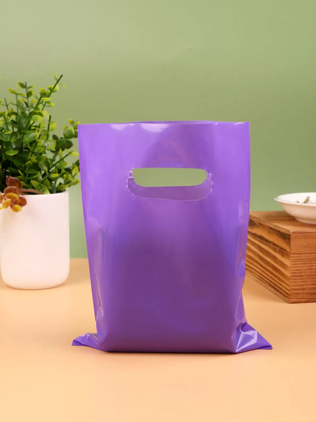 10pcs Plain Color Gift Bag, Simple Portable Plastic Gift Bag For Birthday Party