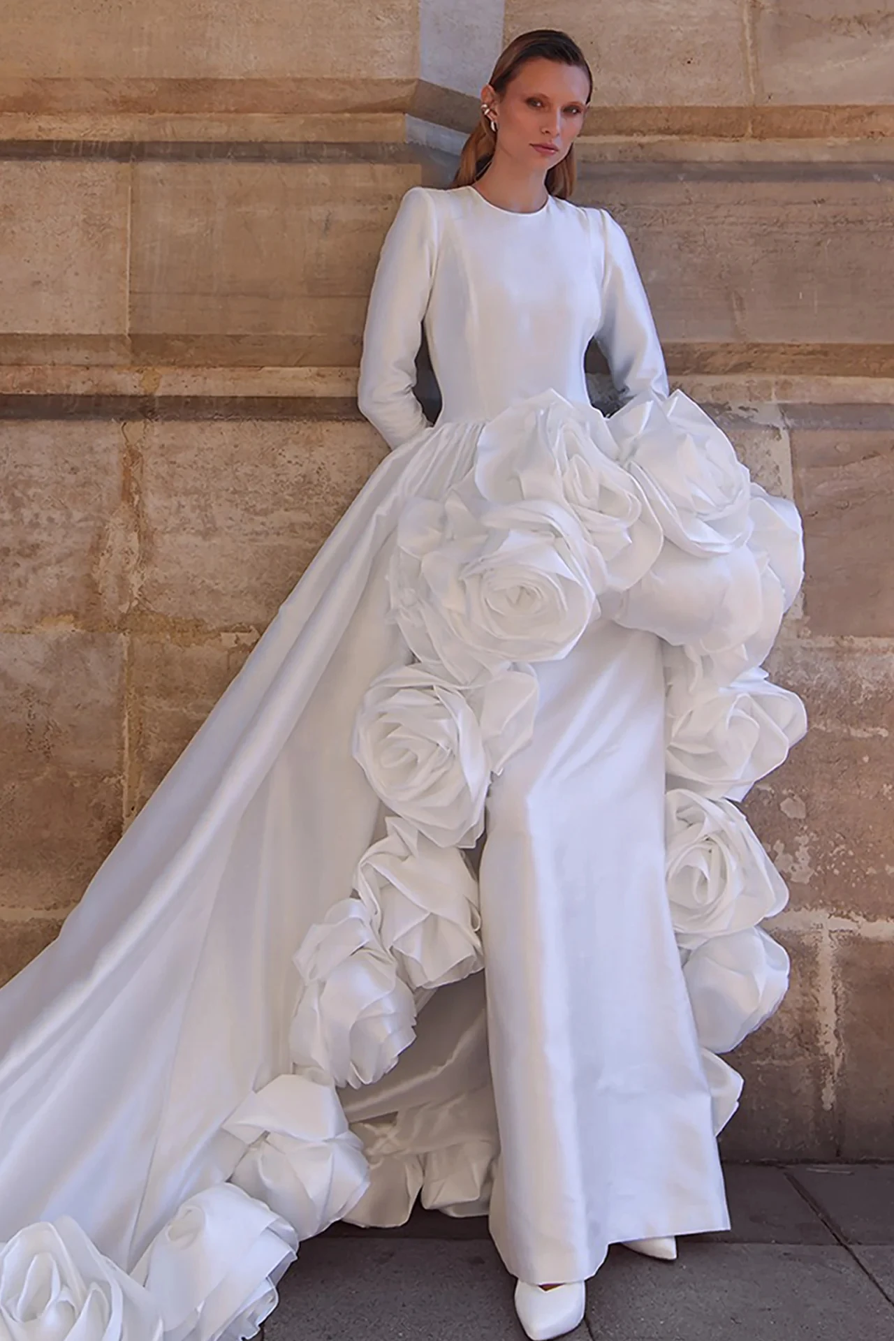 Modische Brautkleider aus Satin in A-Linie mit Hofschleppe, Damen-Brautkleider mit hohem Kragen und langen Ärmeln und handgefertigten Blumen, individuell gestaltet