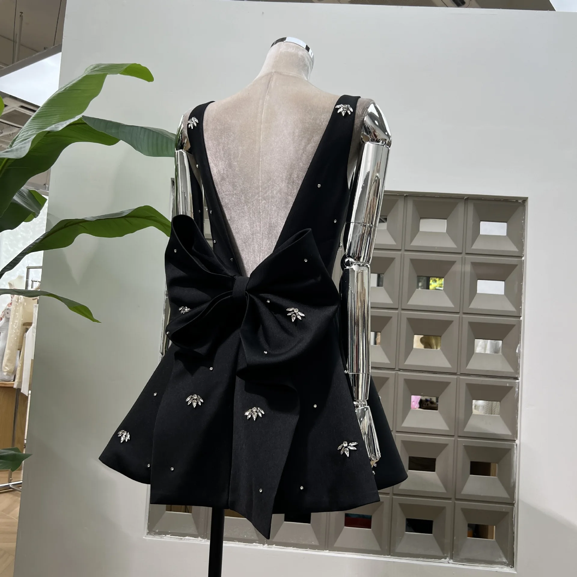 ภาษาฝรั่งเศสคําElegant Socialite Heavy Industryเพชรสแควร์คอBackless Bow HighเอวSlim A-Lineชุดราตรีสั้นชุดผู้หญิง