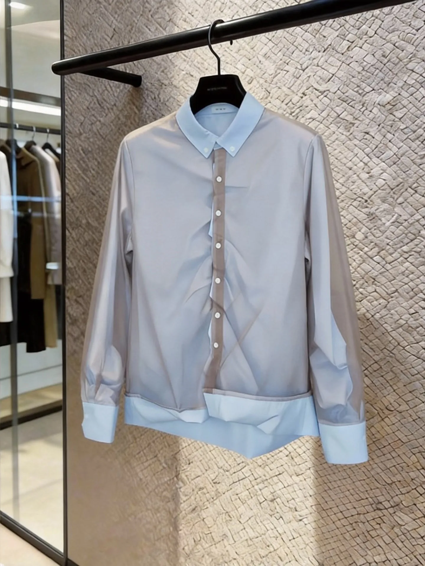 

Весна 2026: Женская мягкая элегантная блузка с воротником-стойкой и длинными рукавами на пуговицах, европейский стиль