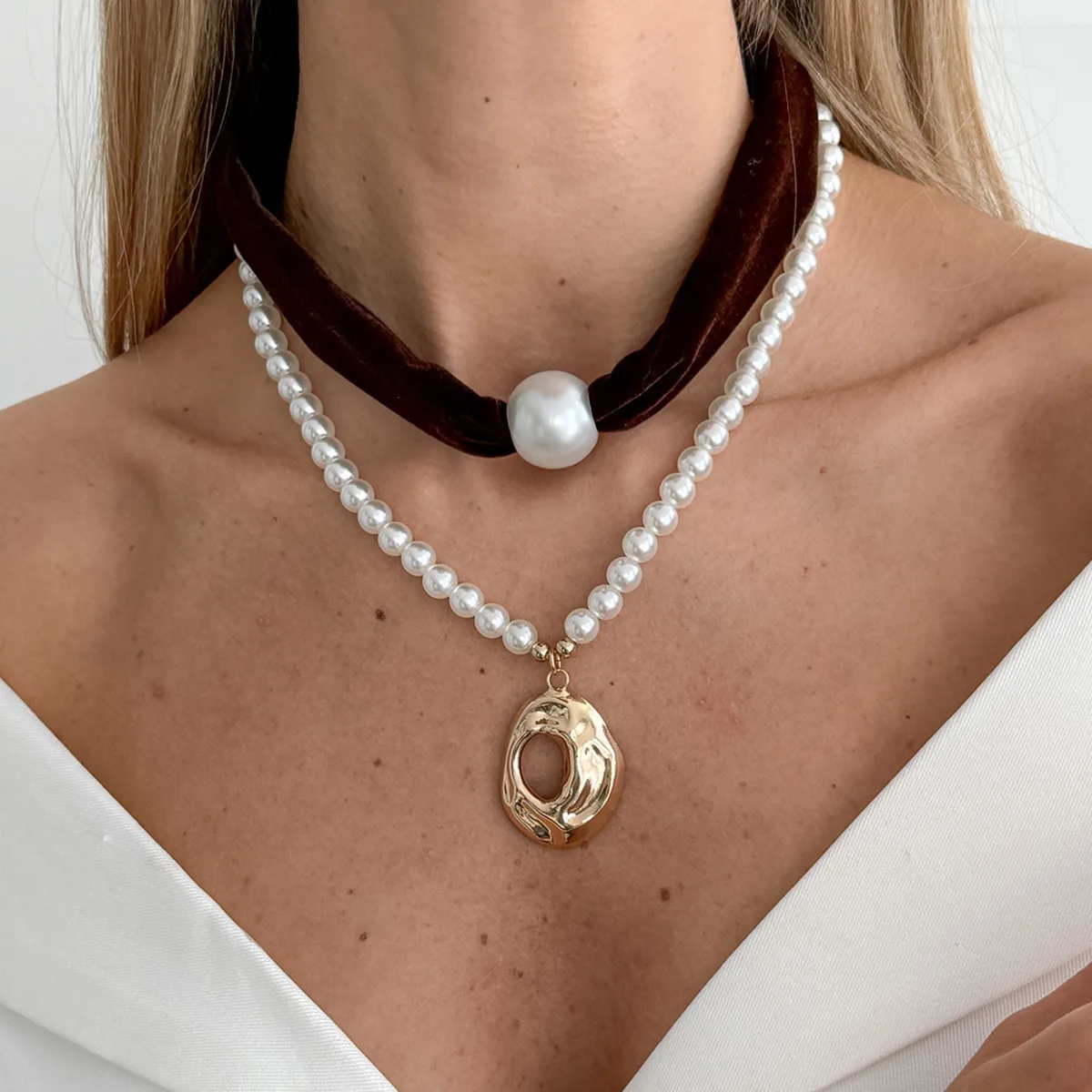 

SHIXIN 2Pcs/Set Elegant Imitation Pearl Velvet Choker Necklaces for Women Luxury Retro Irregular Geometry Pendant Necklace Gift