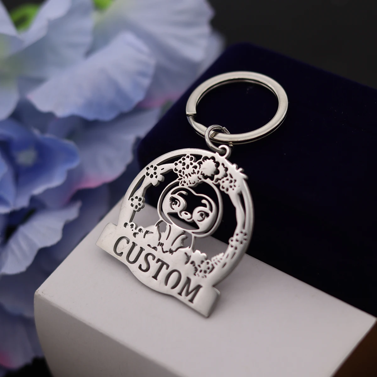 Qiamni chaveiro de pinguim fofo, chaveiro com nome personalizado de animal adorável para mulheres e homens, presente artesanal, chaveiro de flor de aço inoxidável