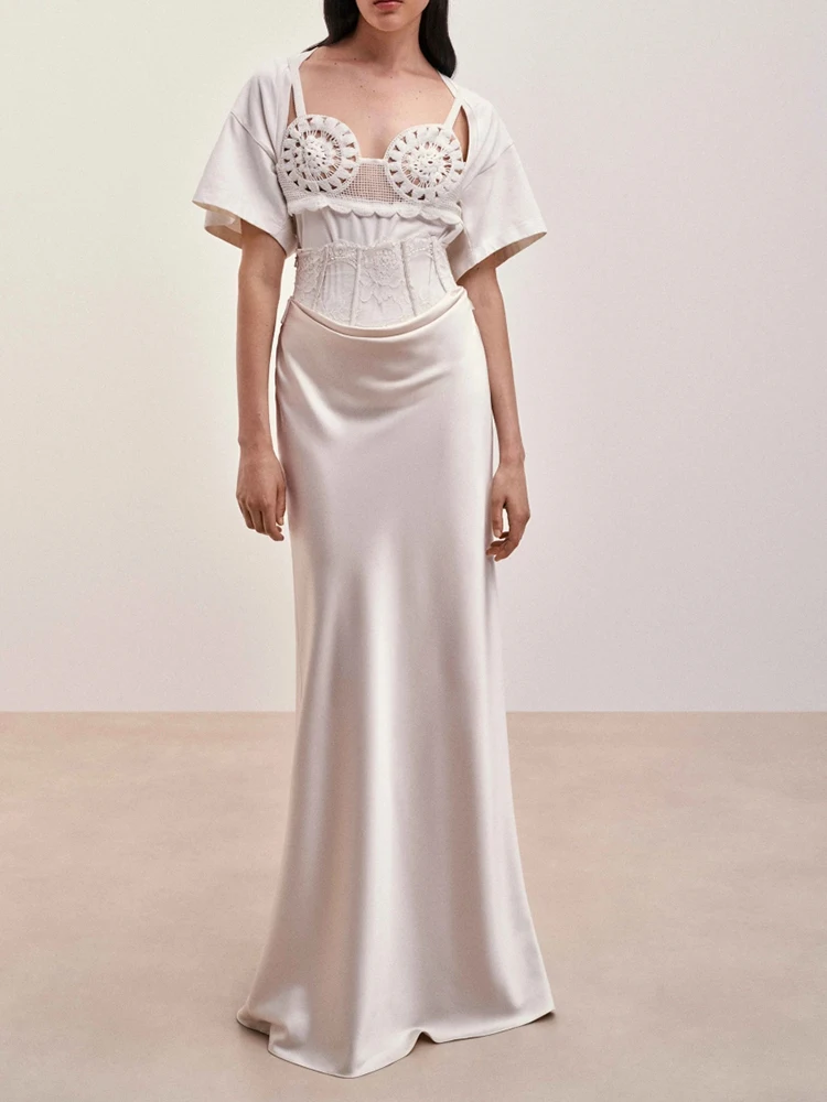 

The 2025 new French lace patchwork satin skirt is elegant and slimming. It is a lace fishbone patchwork hip-hugging skirt