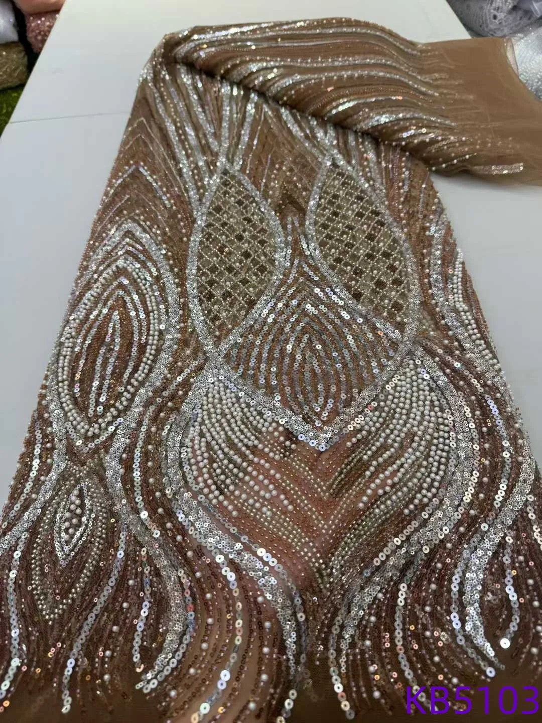 2025 جديد الأحمر الخرز تول أقمشة الدانتيل أقمشة الدانتيل الأفريقي جودة عالية الترتر الفرنسية شبكة الدانتيل الذهب مطرز للخياطة KB5103