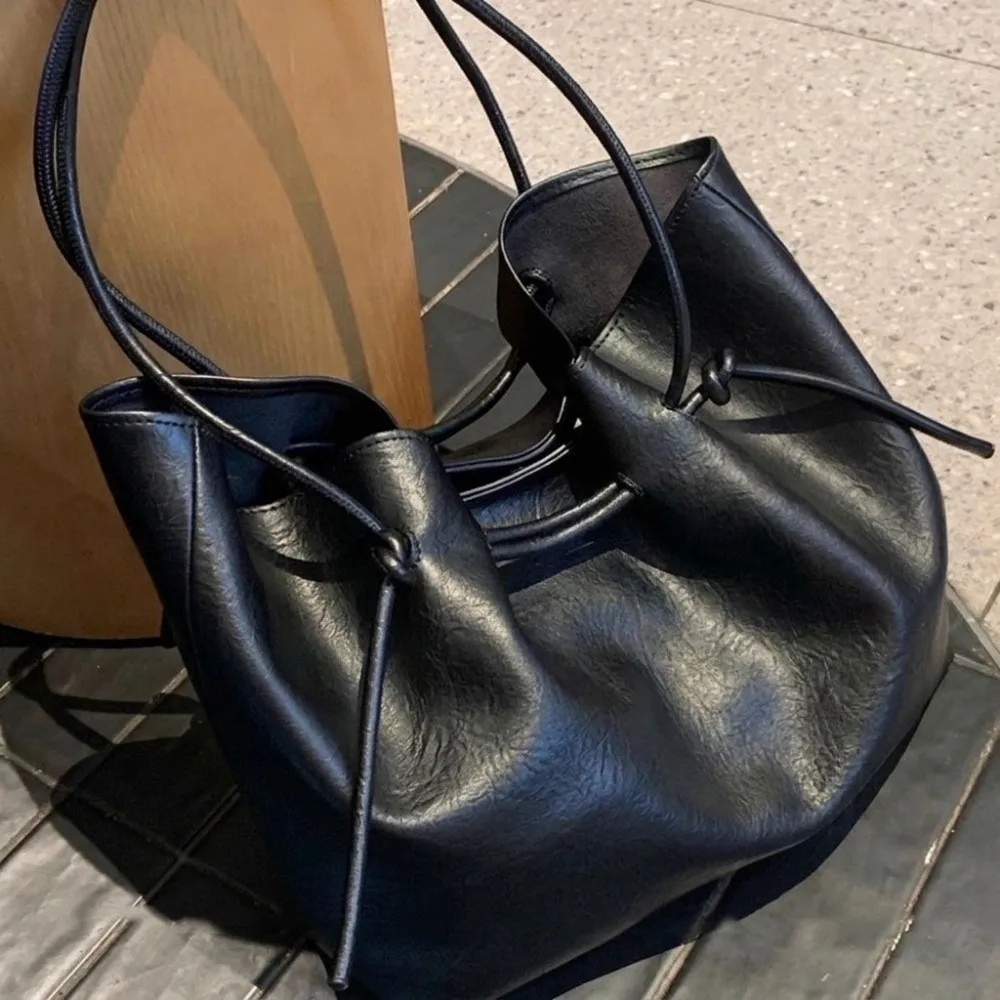 Vintage Large Capacity PU Leather Tote Bag With Coin Purse Drawstring Shoulder Bag Soft Polyester Lining Handbag Commute