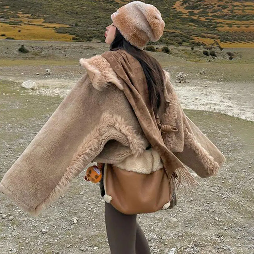 

Women's Brown Short Coat with Large Collar, Fashionable Style, Thickened and Comfortable Lambswool Coat for Autumn or Winter Women's Wear