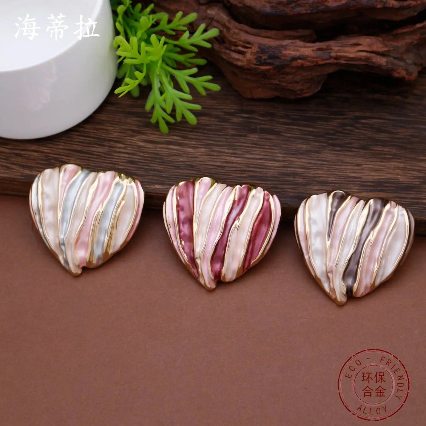 New Enamel Striped Heart Magnetic Brooch for Women Fashion Minimalist Heart Shape Versatile Multi-function Lapel Pin