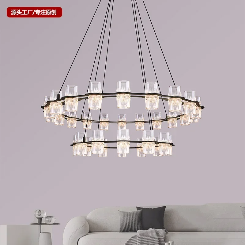 ミニマリストなライトラグジュアリーのリビングルームシャンデリア、丸いリング、モダンでシンプルな雰囲気