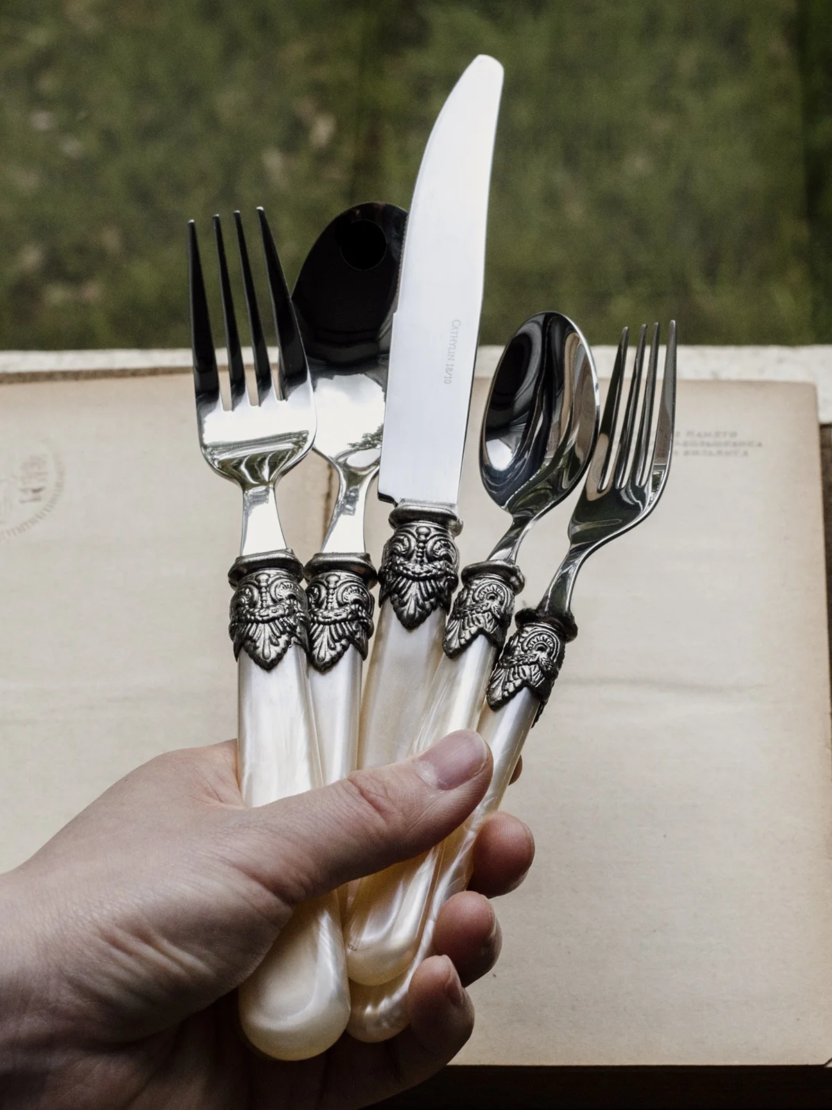 Retro Baroque Relief Tea Colored  Handle Spoon Fork Dessert Set 304 Stainless Steel Western Dining Utensils Set for Adults
