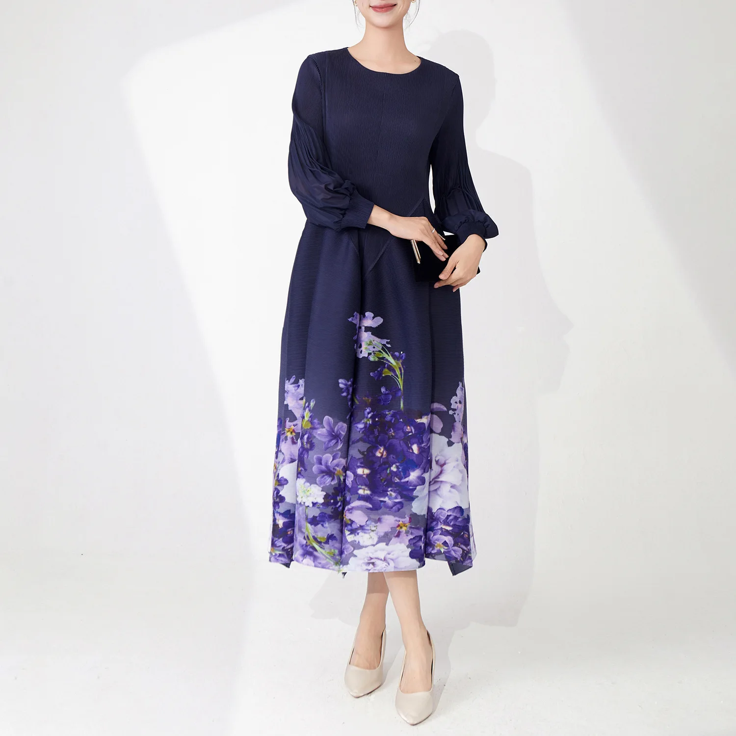 فستان مياكي بطباعة أرجوانية على الموضة بطيات للنساء فضفاض كاجوال بياقة دائرية وأكمام طويلة على شكل حرف a فساتين جديدة 2025