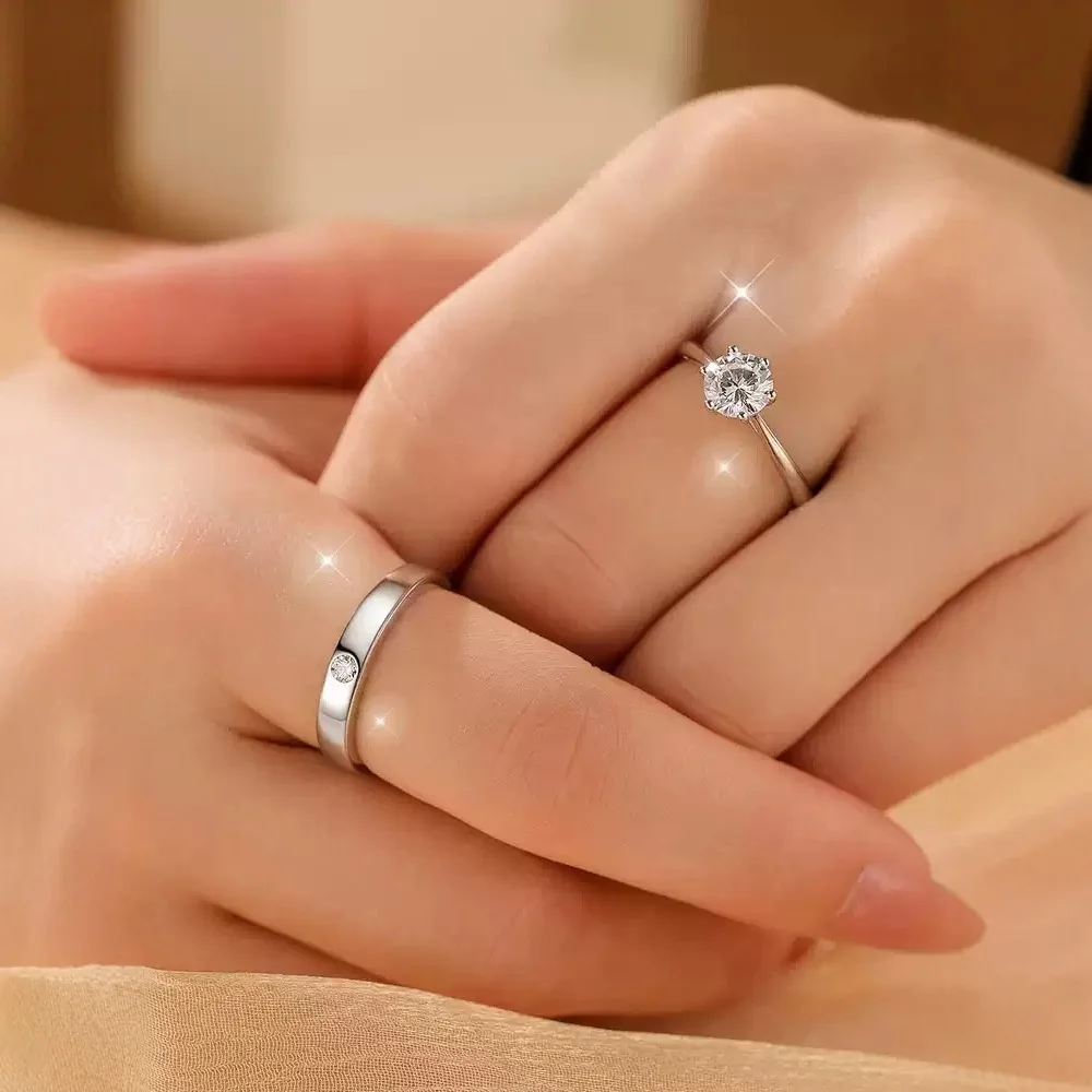 

Открытое кольцо с шестью когтями 1 карат Муассанит Пара PT950 Платина - сверкающий основный бриллиант 1 карат, полный ауры, прожектор банкетов