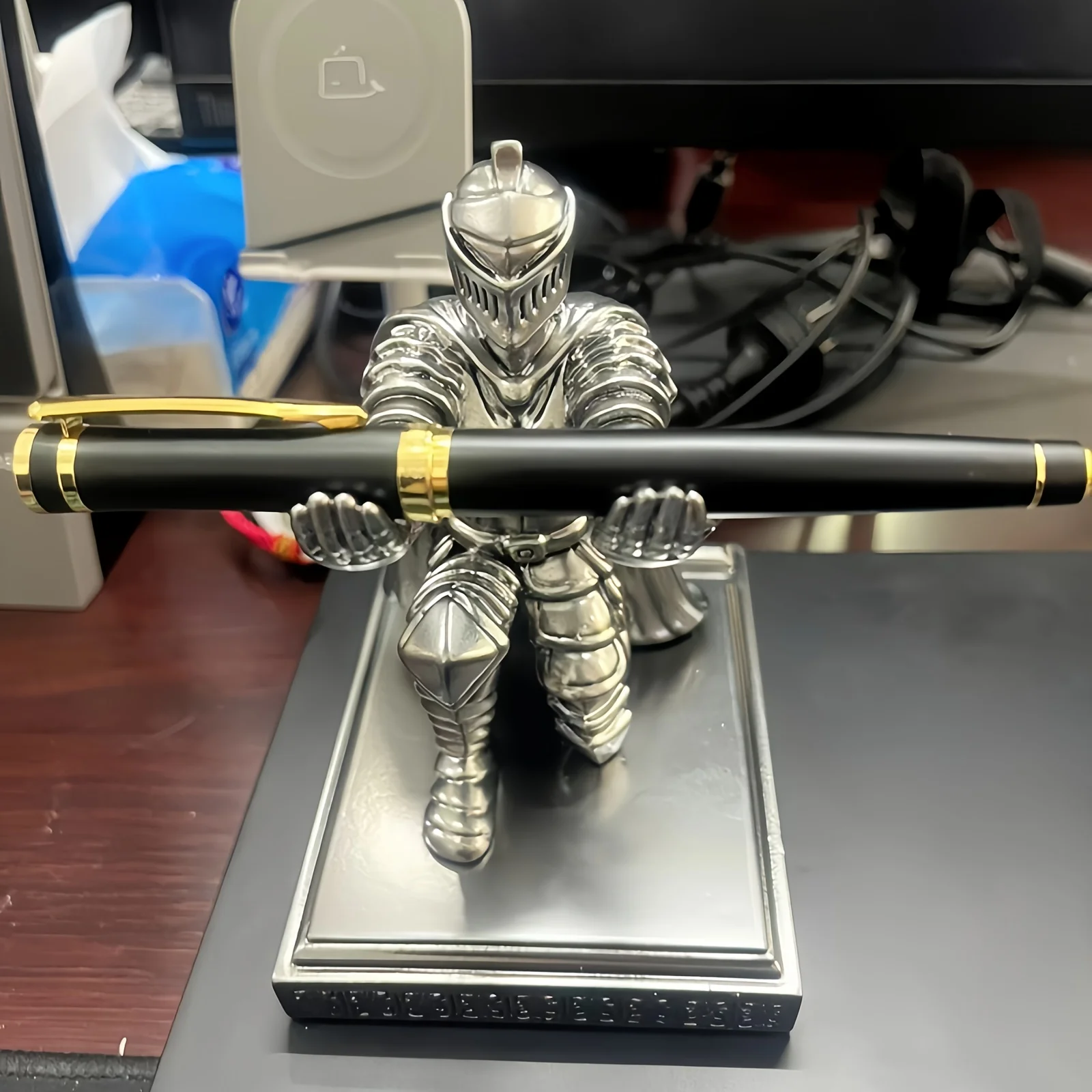 

Цельный держатель для телефона и ручки из смолы Knight Sword — украшение для рабочего стола в средневековом стиле, поделки из АБС-пластика ручной работы для дома или офиса
