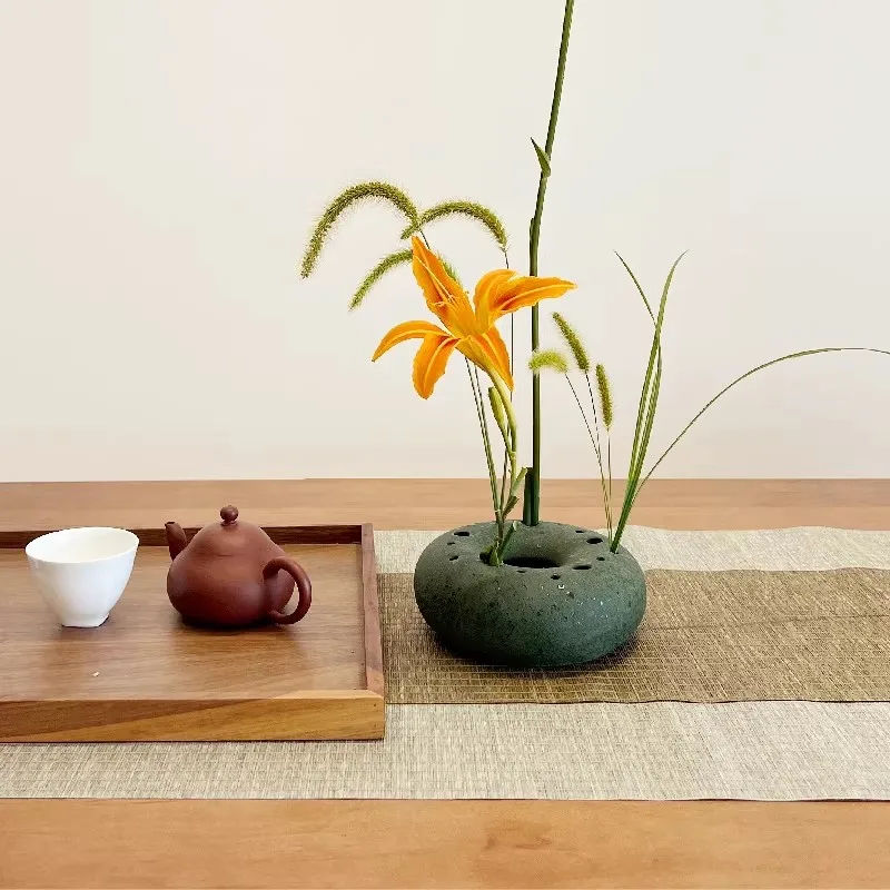 Japanese-Style Ceramic Flower Pot Vase Drainage Holes Flower Arranging Vessel Rustic Home Decor Piece Ornamental Display Item