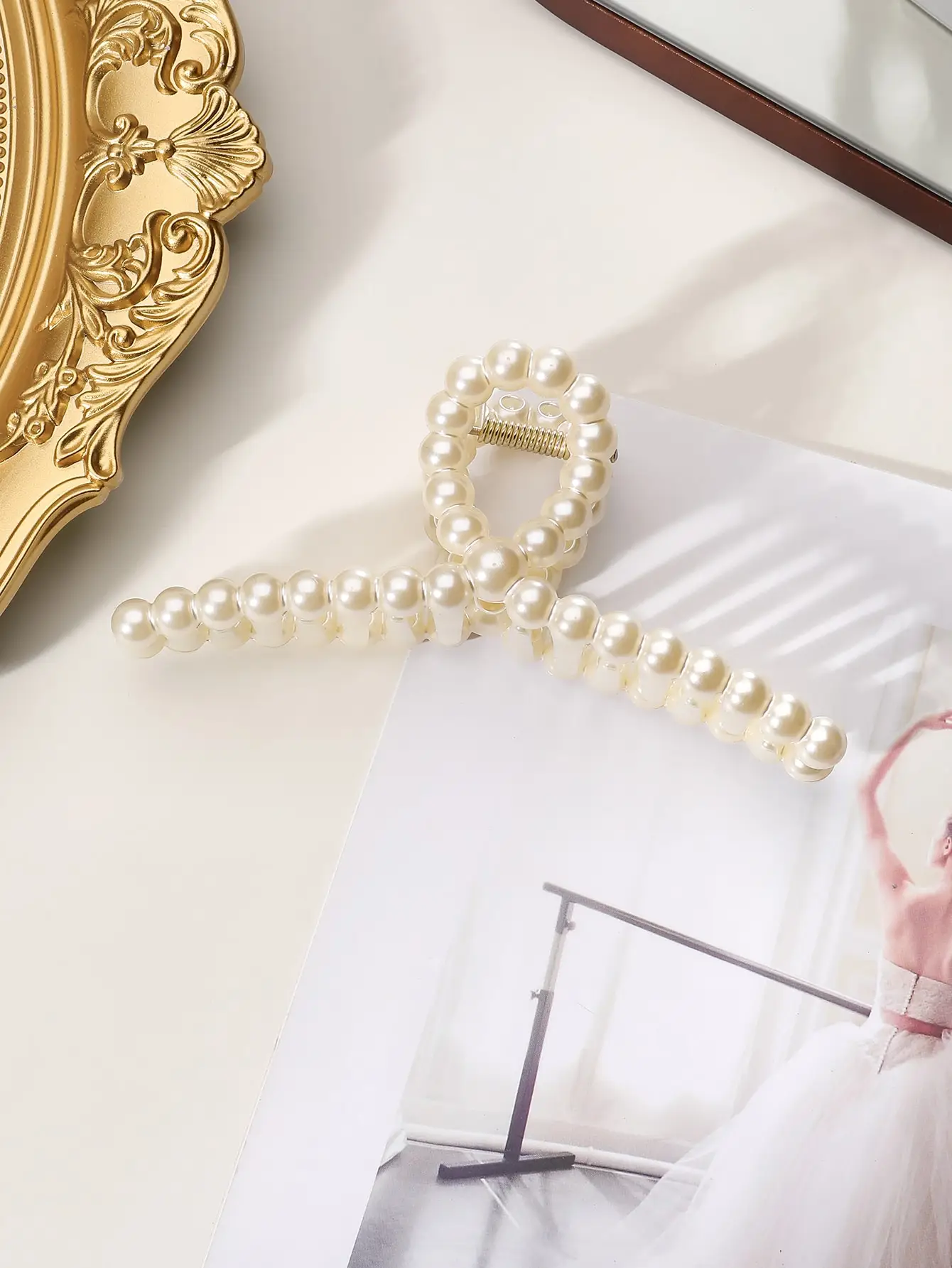 1Pcs Large Pearl Hair Claw Clips,White Thick Long Jaw Clips Barrettes Hair Accessories for Women and Girls