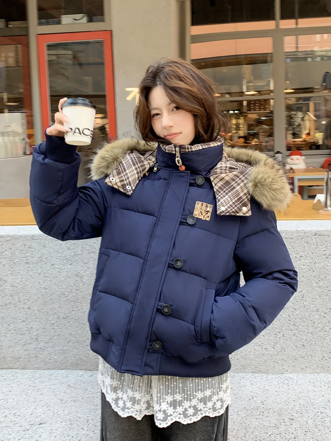 

Women's Thiened Fce Lined Cotton Jaet with Large Fur Collar Waist-Cinching Winter Coat ort Sle Trendy 2025 New Design