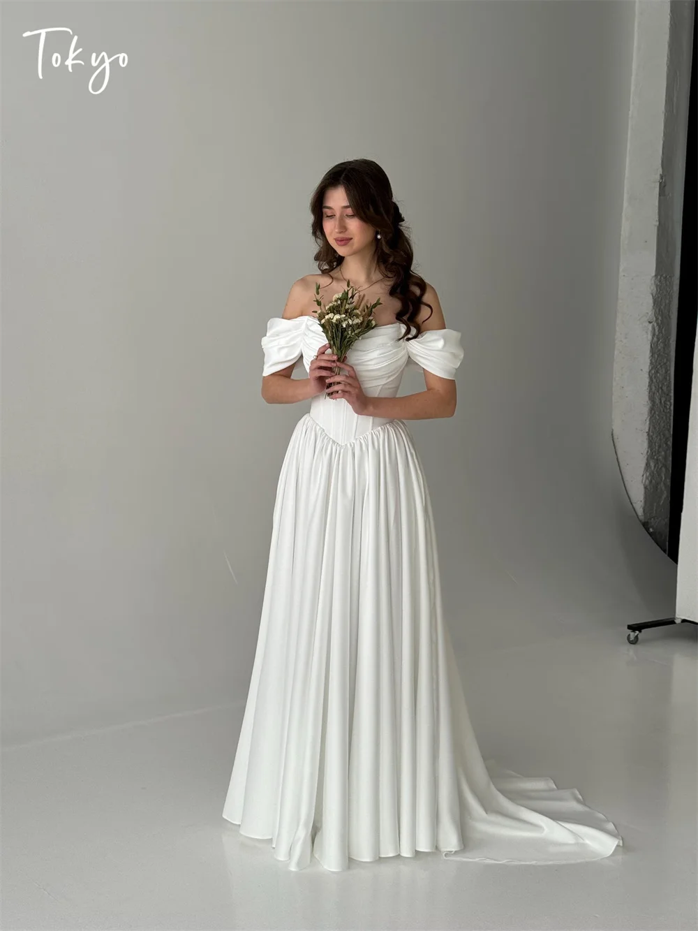 

Tokyo Customized White Off Shoulder Wedding Dresses Sleeveless Lace-Up Back Court Train Bridal Gown Elegant A-Line Wedding Gown