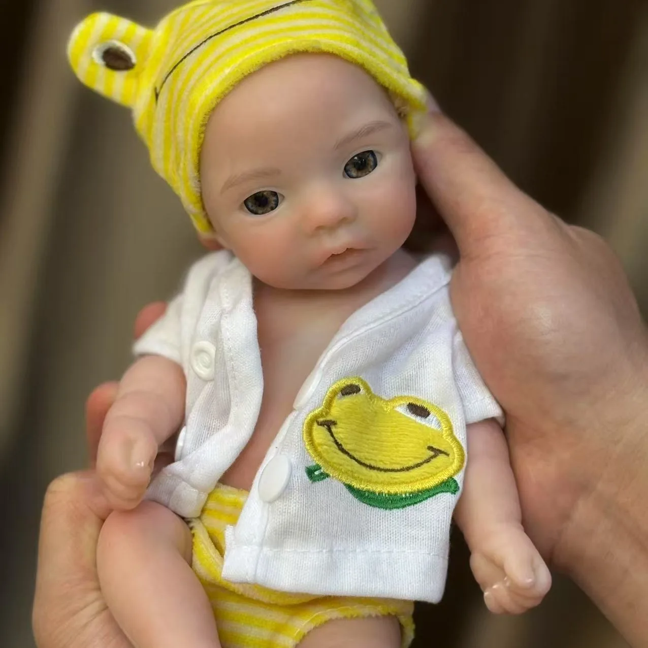 新しい10インチフルシリコンリボーンドール、口が開く汎用カラーの女の子のベビードール、子供の誕生日プレゼントに