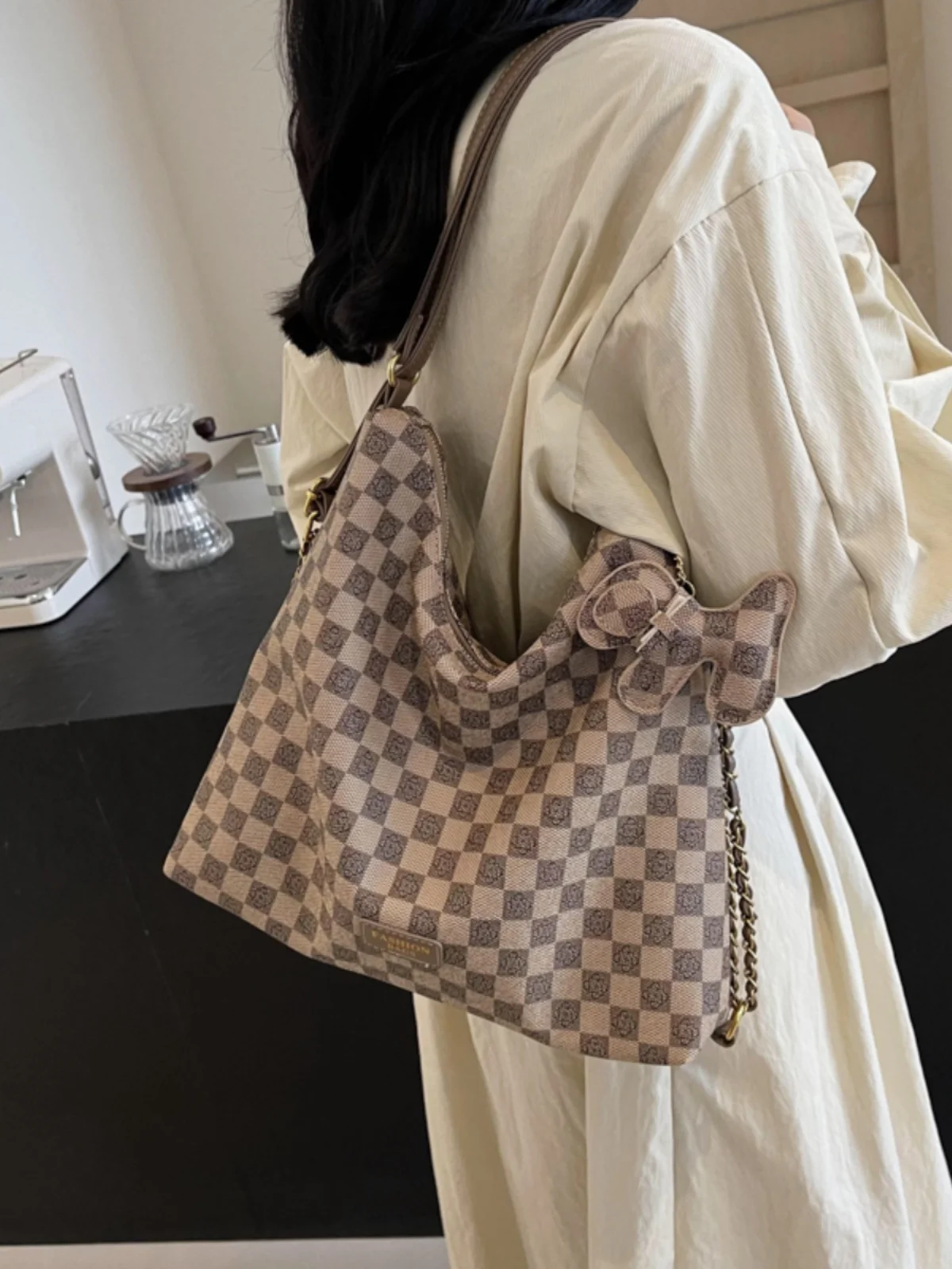 حقيبة نسائية جديدة لعام 2024 ذات سعة كبيرة، حقيبة كتف واحدة من الجلد الناعم بتصميم عتيق، حقيبة كروس أنيقة للسيدات العاملات