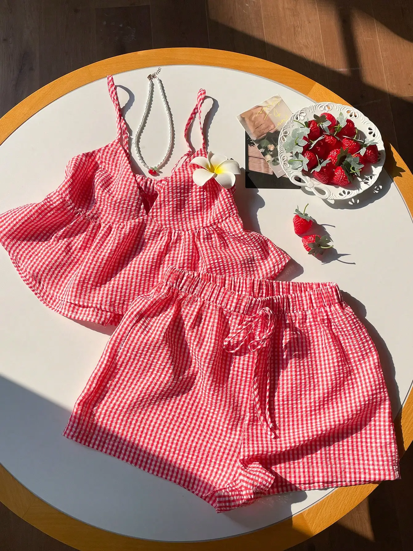 

Красно-белый комплект из топа и шорт в клетку, летний наряд для отпуска с рюшами и завязками на талии