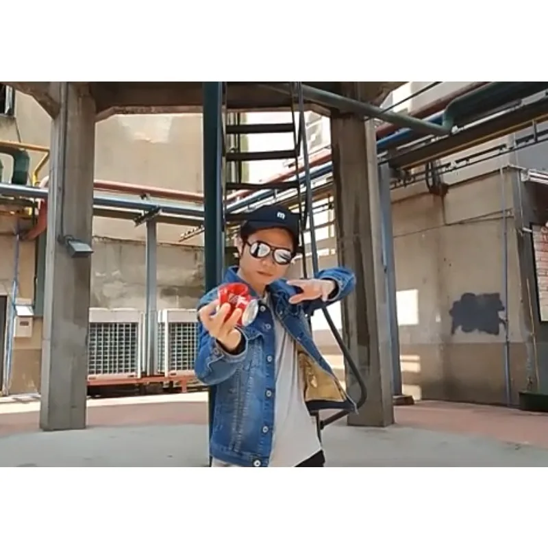 

Магический трюк Coca-Cola Can — иллюзия быстрого восстановления для улицы и магии бара крупным планом, реквизит для трюков с руководством