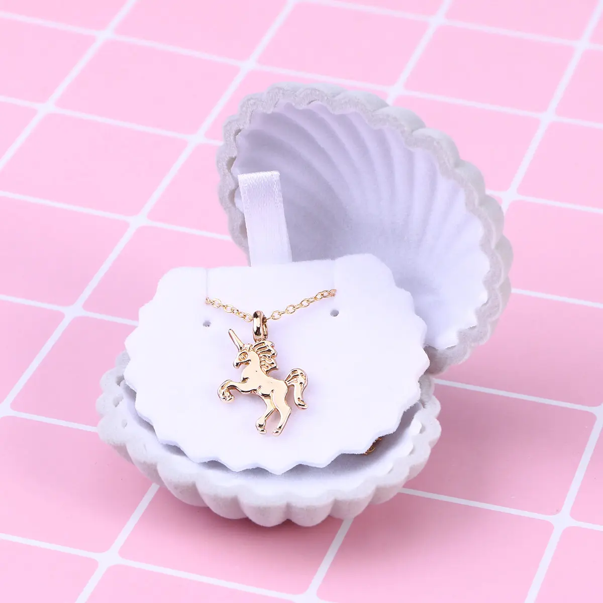 

1 Piece Gray Shell Style Jewelry Storage Box Elegant Display Case for Ring Necklace Earrings Gift Packaging Engagement Wedding