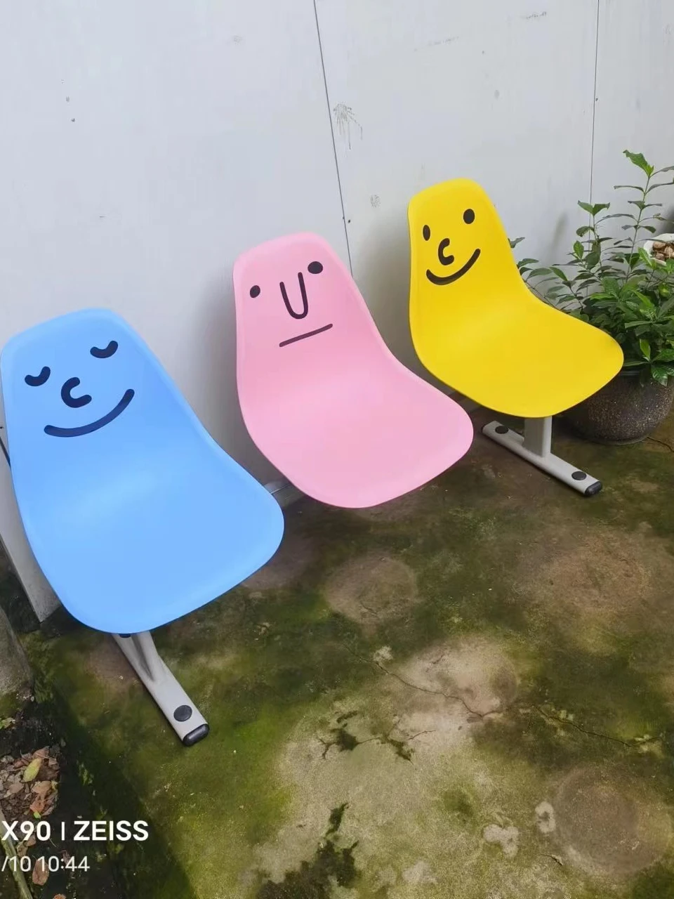 Smiling face plastic frosted bright row chairs three temporary seats shopping malls can color matching drugstore barber shop.