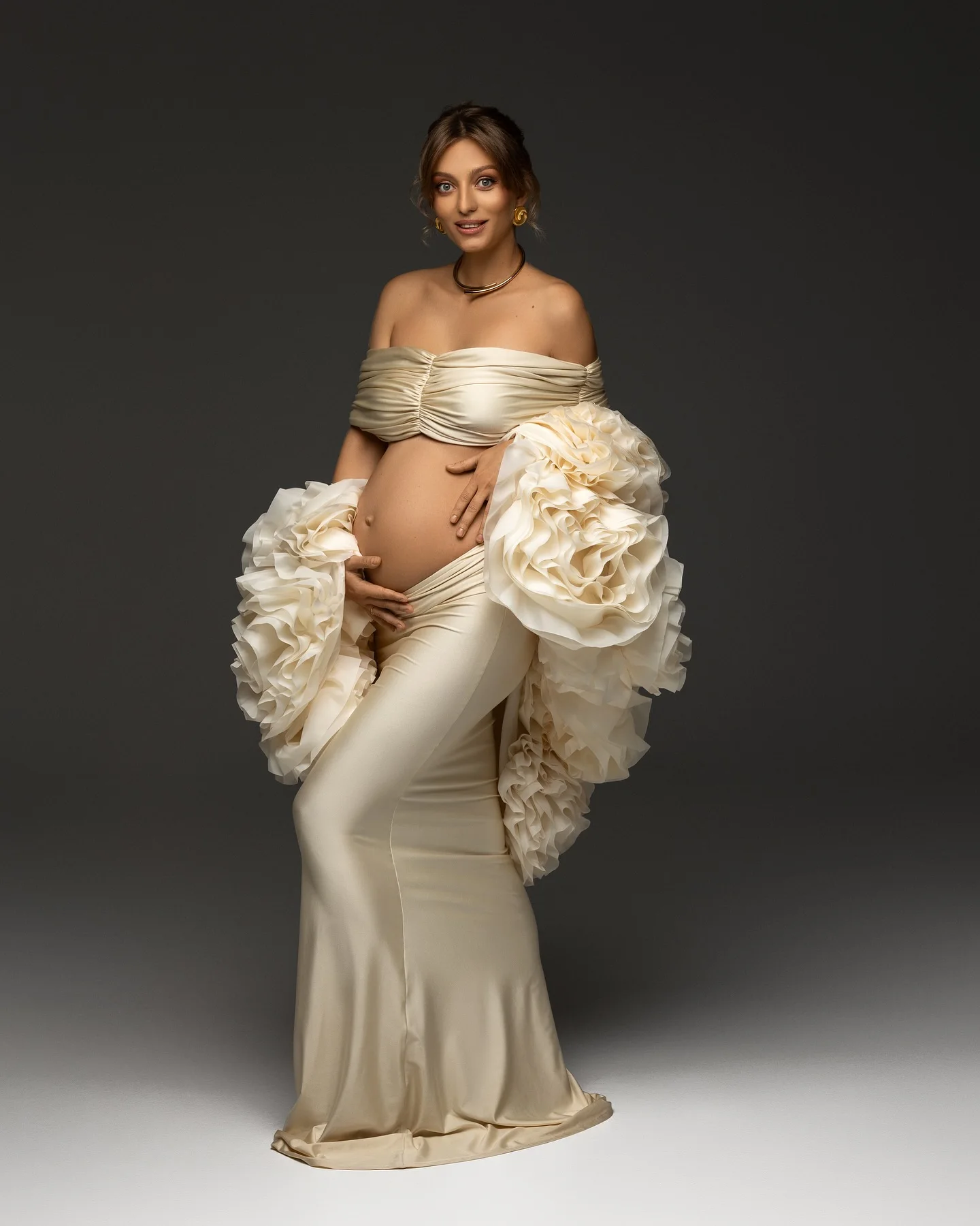 Oszałamiająca sukienka ciążowa z odkrytymi ramionami i rękawami z gigantycznymi kwiatami, idealna na wesela i sesje zdjęciowe, modna sukienka dla kobiet w ciąży.