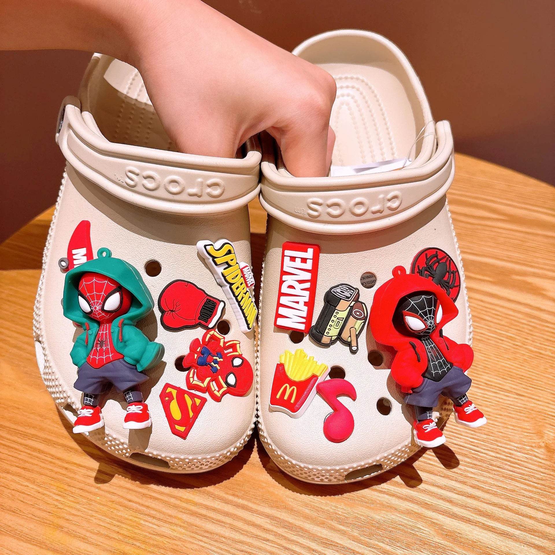 Mesuca Dijes 3D de Spiderman de Marvel para Zapatos, Hebillas de Superhéroe, Decoraciones DIY para Sandalias y Bolsos, Accesorios de PVC, Dijes para Crocs