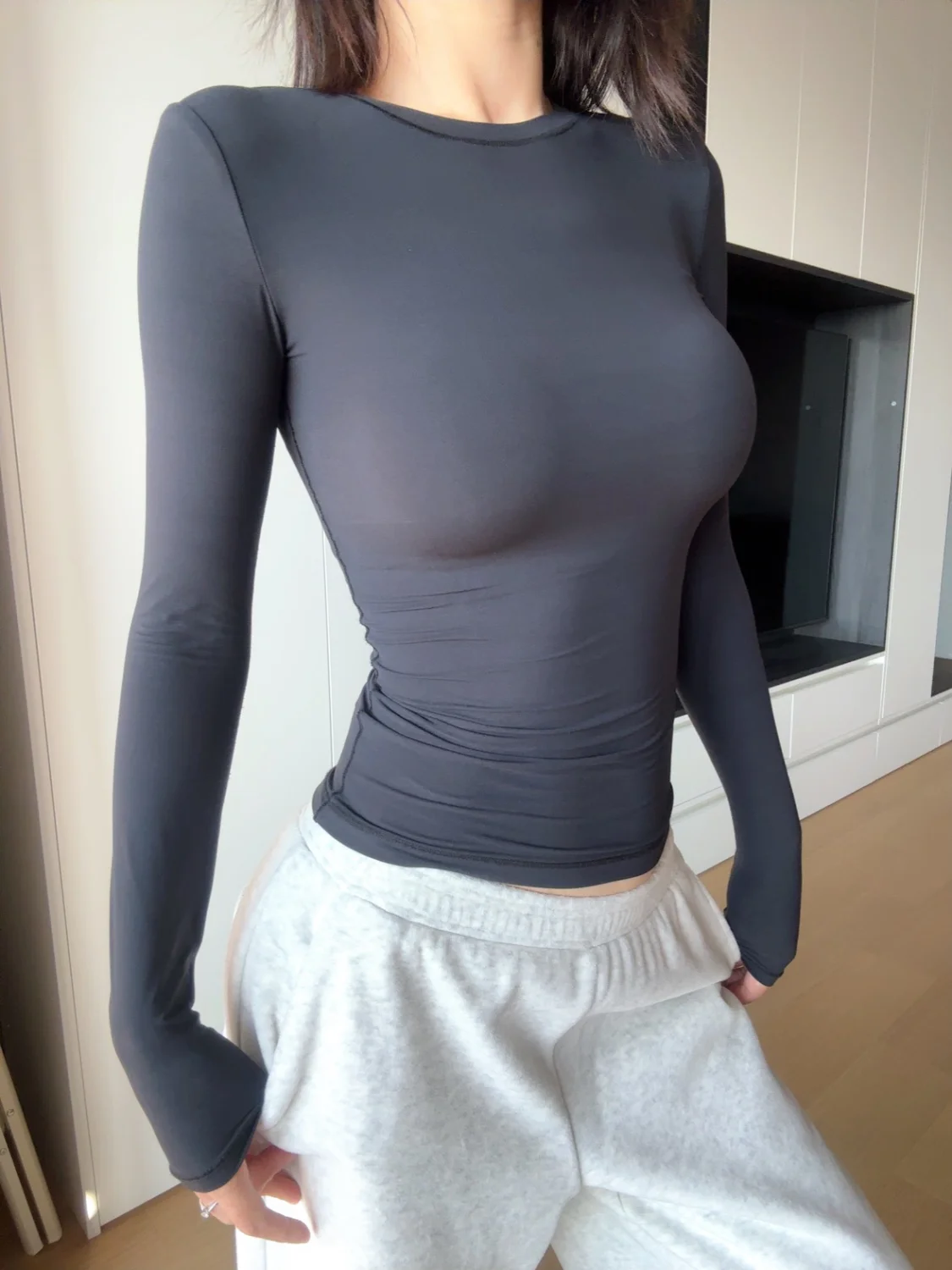 تي شيرت نسائي مريح بقصة ضيقة وأكمام طويلة، تي شيرت عالي المرونة وقابل للتمدد، تي شيرت أساسي سادة، ملابس غير رسمية