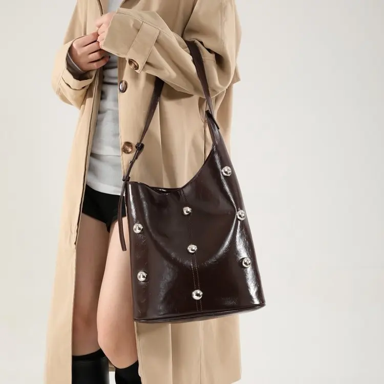 

Новая женская сумка-ведро 2026 года, зимняя коллекция, большая вместимость, винтажный стиль, трансформируемая сумка через плечо, уникальный дизайн, повседневная сумка