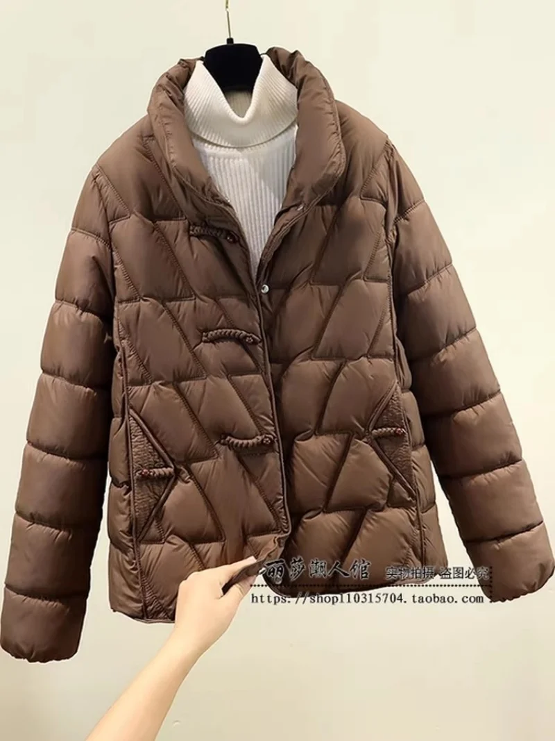 سترة نسائية صينية قصيرة شتاء 2025، معطف مبطن بإبزيم وياقة واقفة، بلوزة مبطنة من القطن على الطراز العرقي w1878