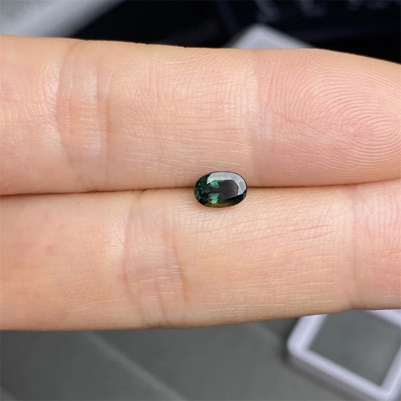1 zaffiro naturale ovale da 4,3 * 6,2 mm, pesatura 0,8 carati, può essere utilizzato come anello o pendente