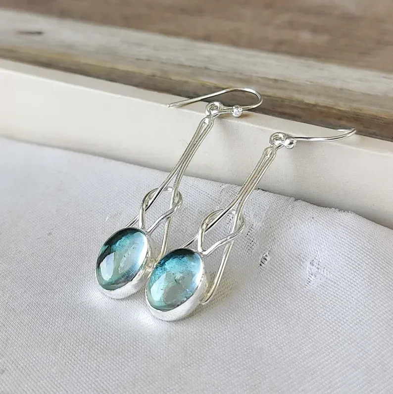 Vintage Hollow Interwoven and Inlaid Artificial Gemstone Drop Earrings for Ladies, Suitable for Parties and Gatherings.