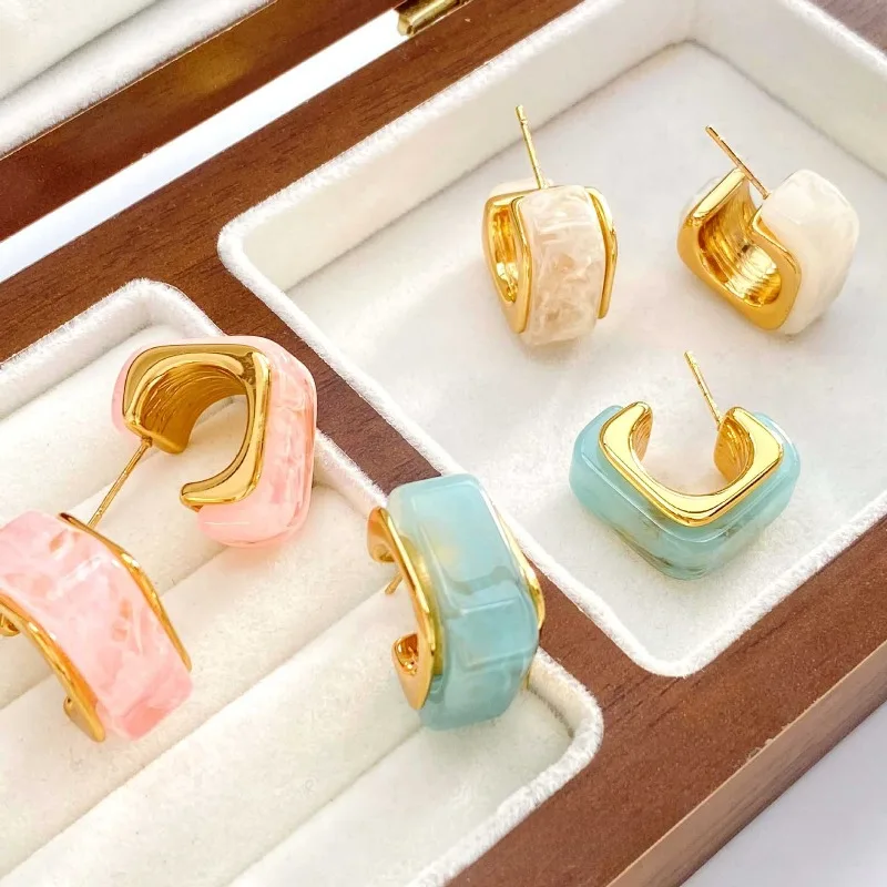 Maillard Style Elegant Amber Resin C‑Shaped Ear Hoops Retro Splicing Design Light Luxury Personality Ladies Fashion Earrings