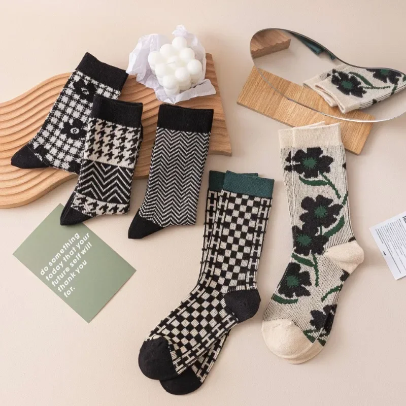 Autumn and Winter Cotton Socks Women Personality Geometry Black and White Vintage Middle Tube Fashion Plaid Socks Calcetines