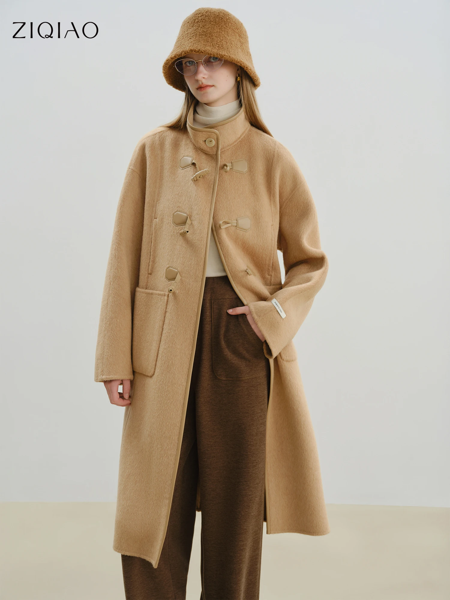 

ZIQIAO шерстяное пальто с роговими пуговицами, женское зимнее пальто 2025, новое шерстяное пальто средней длины, винтажное пальто в консервативном стиле BF, простой дизайн с карманами