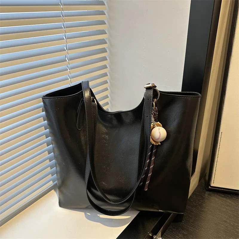 

Весенняя женская сумка-тоут из мягкой кожи в стиле ретро 2024, минималистичная сумка на плечо большой вместимости, высококачественная офисная сумка Сумка Женская