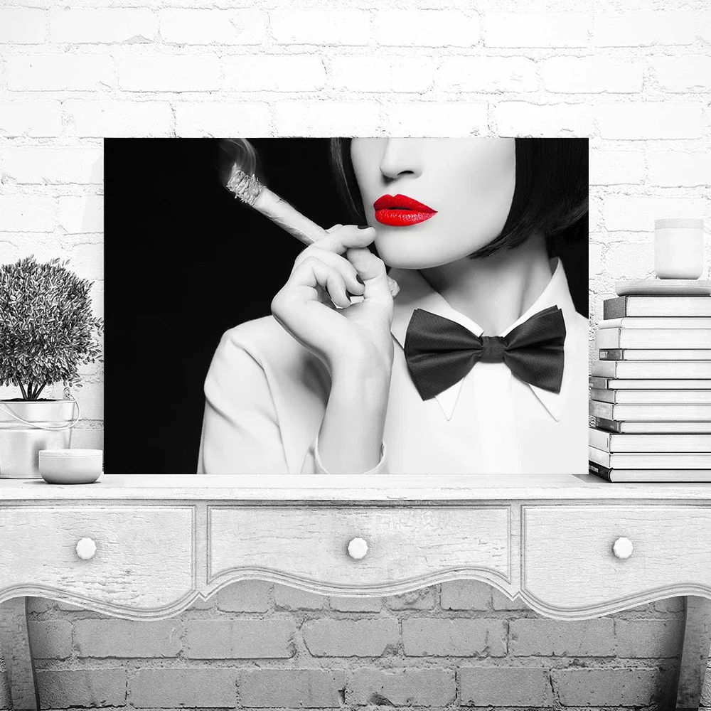 امرأة مثيرة بالأبيض والأسود في ثونغ وأصفاد طباعة ملصق مثليه ، أحمر الشفاه ، لوحة تدخين فتاة ، قماش جدارية فنية ، ديكور غرفة المنزل #2