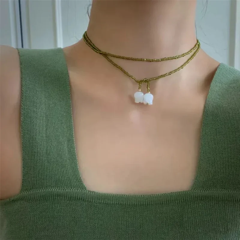 Collana da donna con perline di vetro verde oliva collana con ciondolo a forma di orchidea con campana bianca che indossa una catena di maglioni lunghi etnici regalo di gioielli romantici