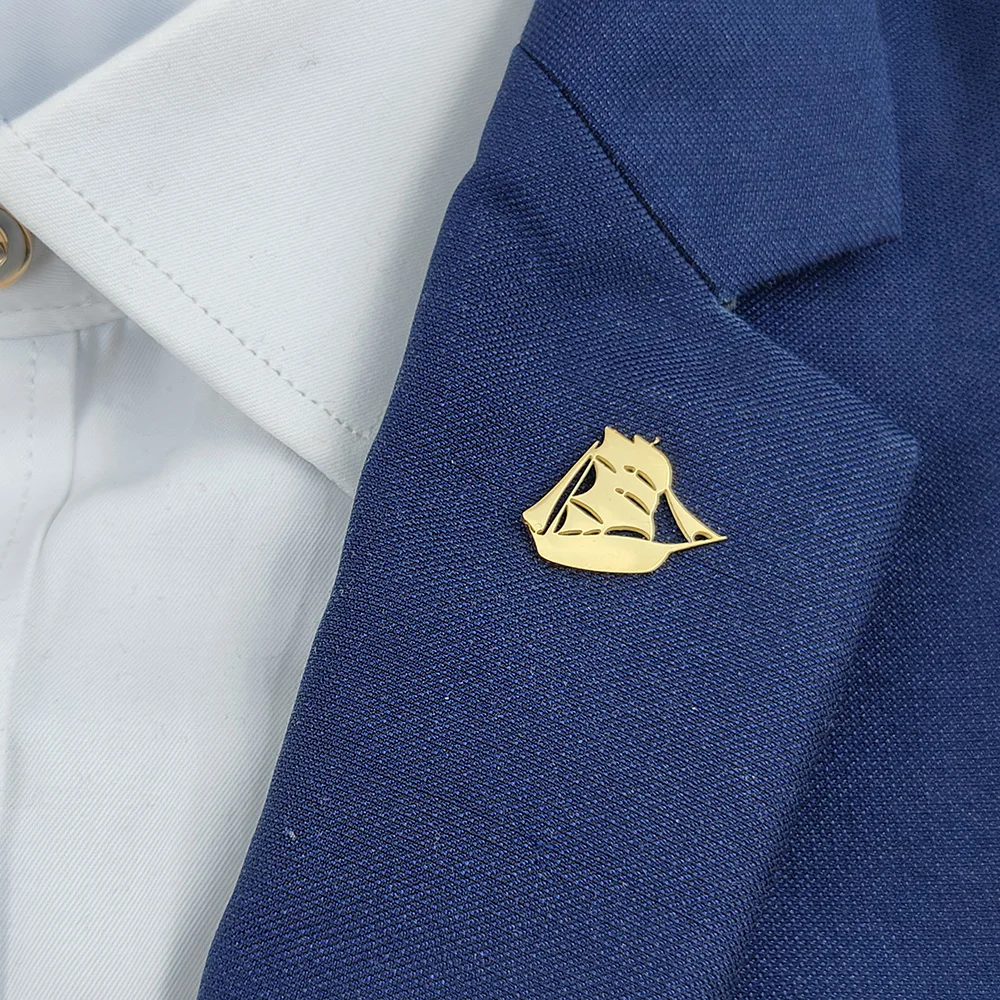 Stainless Steel Sailboat Brooch Vintage 18K Gold Plated Lapel Pin Sailing Ship Shape Good Luck Jewelry Suit Shirt Accessories