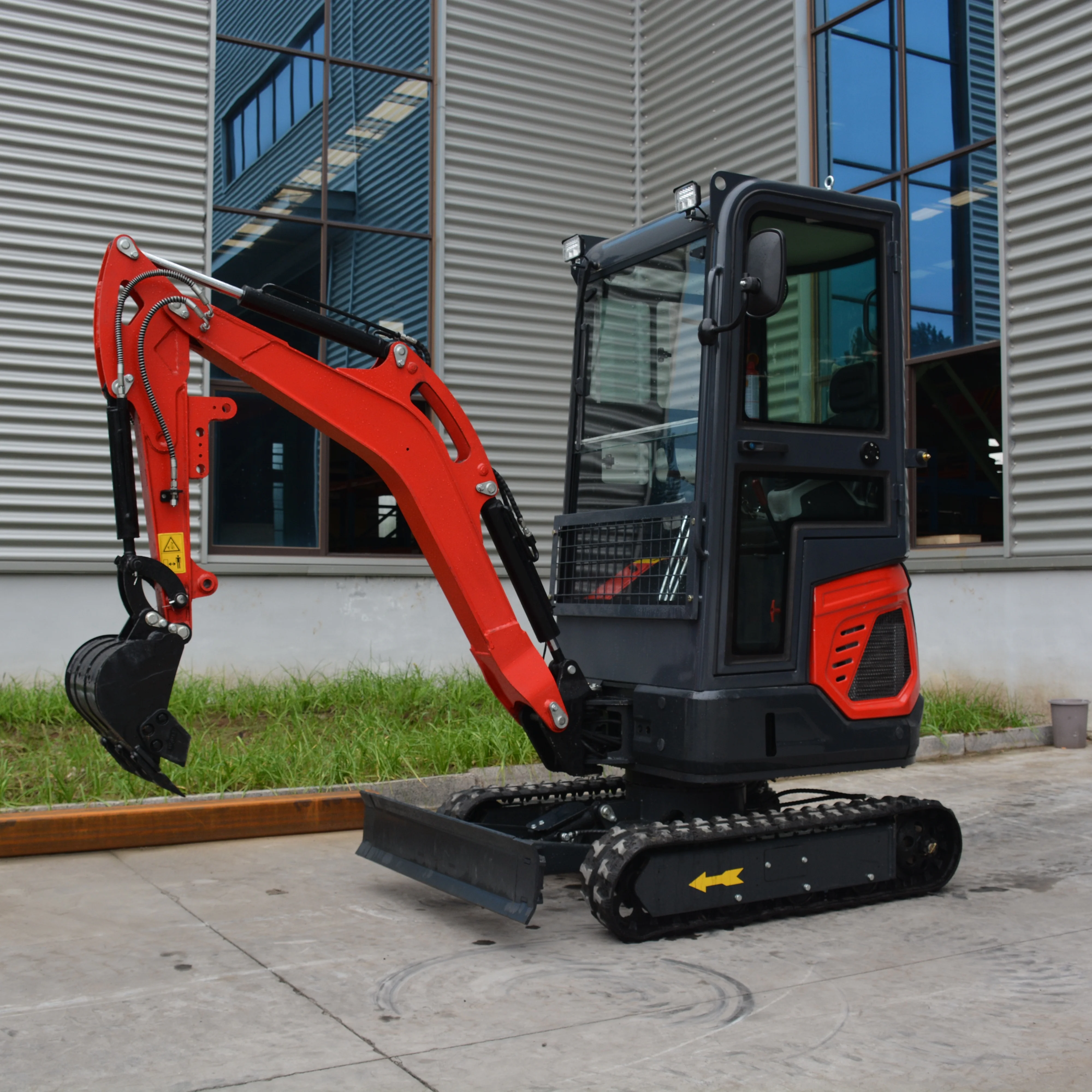 

Мини-экскаватор 1,8-тонный небольшой экскаватор с двигателем мощностью 9,8 л.с., гидравлический гусеничный небольшой экскаватор