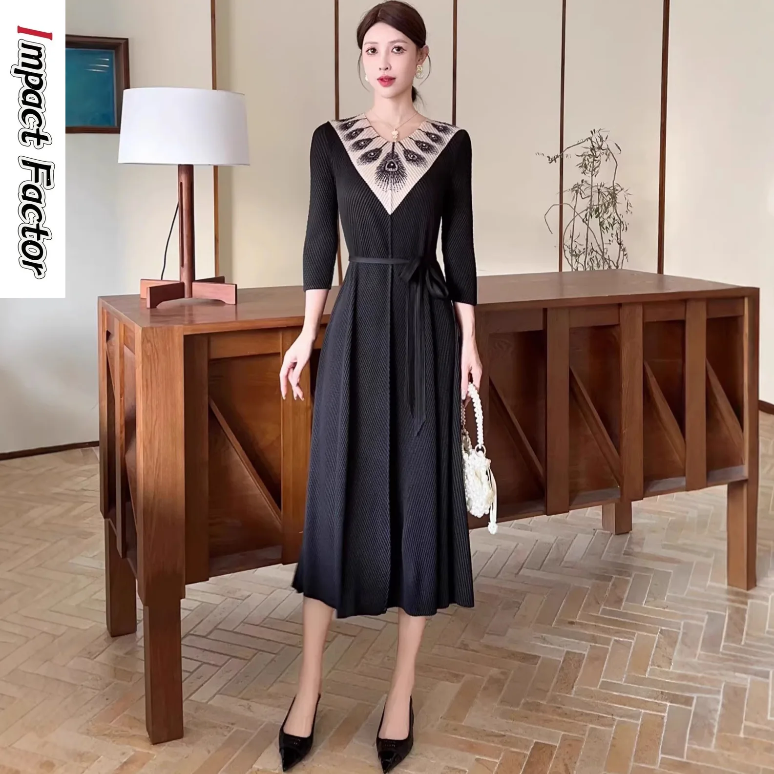 

Miyake Pleated New Autumn Winter Fashionable Fish Scale Pleated Dress V-neck Seven-quarter Sleeve Large Pendulum Pleated Skirt