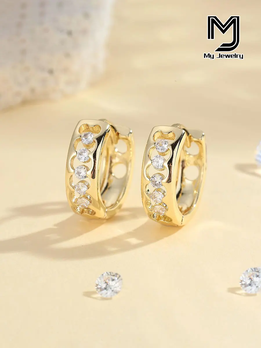 Fashionable Women's Light Luxury Hollow-Out Rhinestone Copper Earrings, 14K Gold-Plated, High-End Feel, Gift for Girls, Party, Simple Luxury, Platinum-Plated, Gift for Girlfriend, Daily Wear